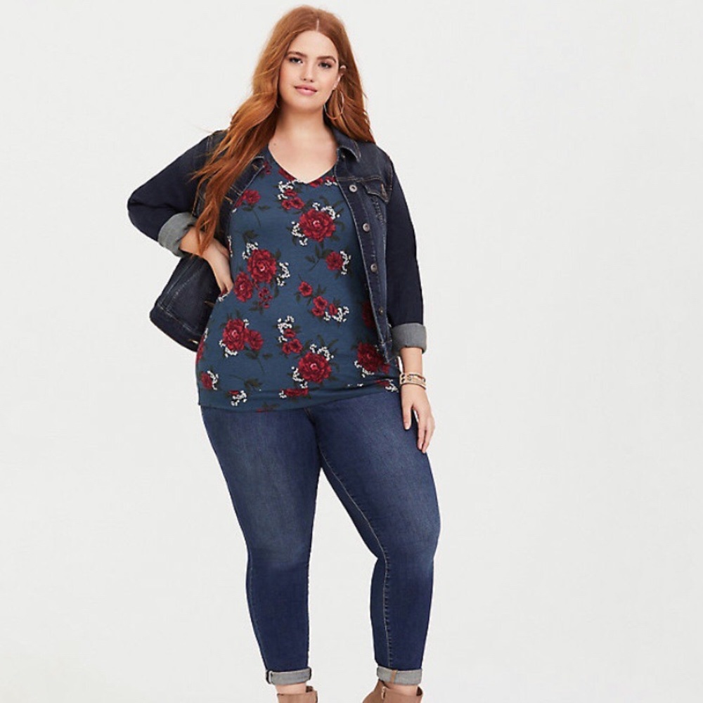 TORRID BLUE FLORAL V-NECK BANDED TEE 2 - Picture 1 of 10